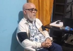 Imponen impedimento salida y grillete a comunicador Martínez