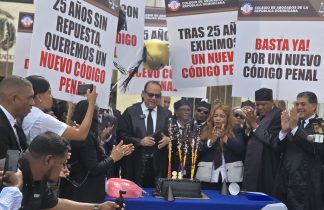 Conmemoran con sátira y pastel 25 años sin nuevo Código Penal