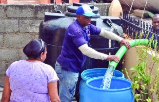 Barrios del GSD sufren estragos por escasez de agua