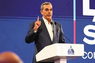 Abinader: RD no ha autorizado permisos a obreros haitianos