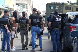 PUERTO RICO: Dominicanos pasan el Niágara en bicicleta por asedio ICE