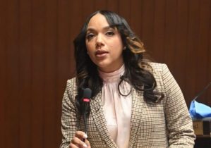 Diputada del DN denuncia la carencia aulas en SD y Guerra