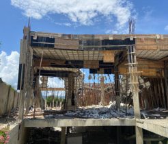 Se derrumba parte de la construcción de la Plaza Dennys de Santiago