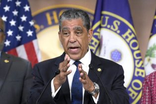 EU: Adriano Espaillat demanda a la administración Trump-Vance