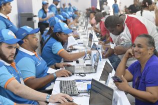 Banreservas lleva Bancarizar es Patria al barrio Los Mina