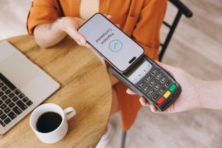 Un 65% de adultos dominicanos poseen cuentas bancarias