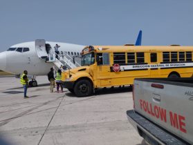 Llegan a RD 102 dominicanos deportados desde Estados Unidos