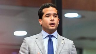 Omar cuestiona que niños no tengan cupos en escuelas del país y el PRM se defiende