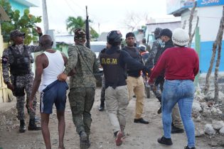 Haitianos atacan a agentes de Migración que hacían operativo