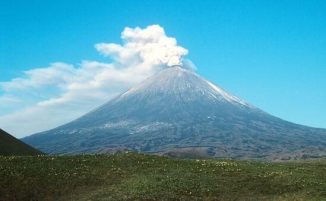 RUSIA: Entra en erupción un volcán tras fuerte terremoto 8.8