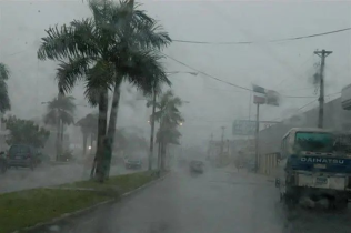 Onda y vaguada provocan fuertes aguaceros en RD