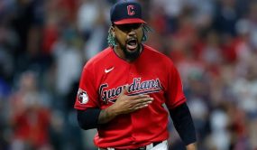 MLB investiga por apuestas al dominicano Emmanuel Clase