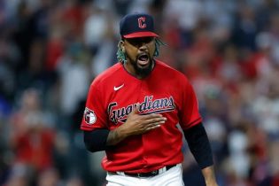 MLB investiga por apuestas al dominicano Emmanuel Clase