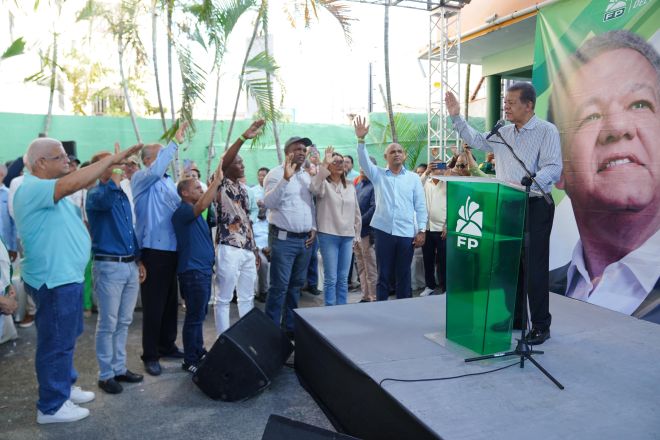 Leonel juramenta en la FP a exdirigentes diferentes partidos