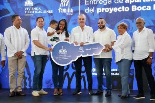 Abinader entrega apartamentos y supervisa la avenida Ecológica