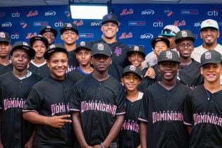 Juan Soto recibe al equipo dominicano de beisbol Sub-12