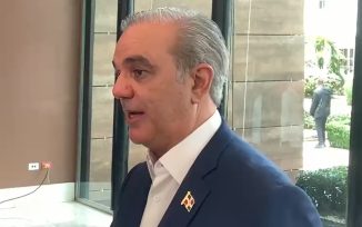 Abinader atribuye apagones a mayor demanda, salida de plantas y presencia de sargazo