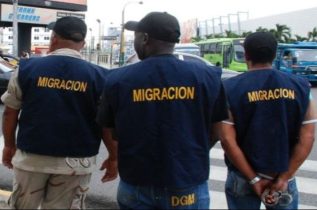 Dos agentes Migración heridos en un incidente en Montecristi