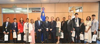 Valdez Albizu se reune con Tony Raful y estudiantes meritorios dominicanos en España