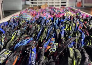 Fundación Guerrero Valera y Movimiento Sur Clean entrega de mochilas en Peravia