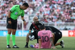 Lionel Messi sufre lesión en partido ante Necaxa y es sustituido por Redondo