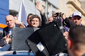ARGENTINA: Palos y piedras contra caravana presidencial