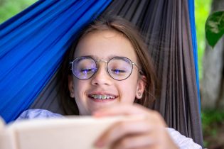Oftalmológa alerta sobre la epidemia de miopía en niños y recomienda cambios en hábitos de vida