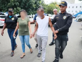 Policía apresa a pareja de esposos por la muerte de niña de 7 años en Los Guandules