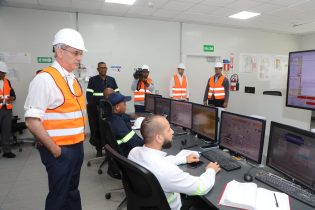 Al visitar planta, Abinader pidió excusas por apagones en la RD