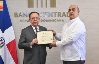 Colegio Dominicano de Economistas reconoce labor de Valdez Albizu