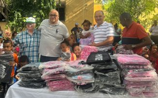 Surun Hernández entrega útiles escolares a  Niños de Sto. Dgo. Este