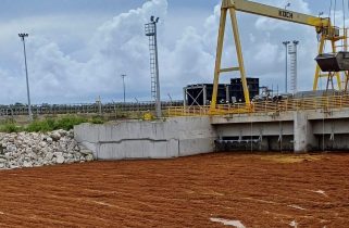 Trabajan para retirar el sargazo de la unidad 1 de Punta Catalina