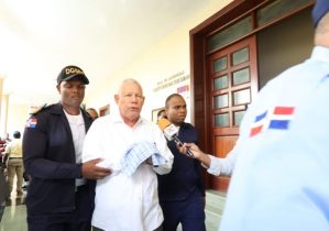 Colocan grillete e impedimento salida de RD a Rafael Guerrero