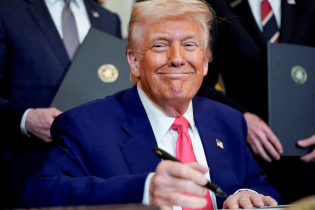 EEUU: Trump celebra la entrada en vigor de sus nuevos aranceles