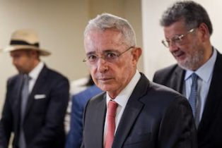 COLOMBIA: El Tribunal superior ordena libertad de Alvaro Uribe