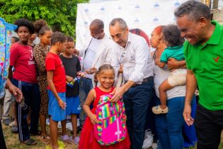 INAVI entrega cientos de útiles escolares a estudiantes del Gran Santo Domingo