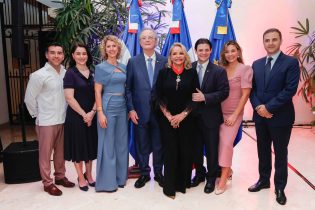 Francia condecora embajadora Rosa Hernández de Grullón