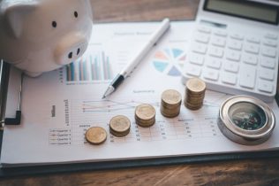 Dominicanos optimistas sobre sus finanzas, pero gastan menos