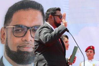 GUYANA: Custodiado por aviones EU, se juramenta Presidente del país