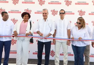 Abinader inaugura planta de tratamiento de agua en Pedernales