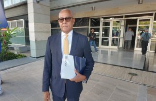 Se querellan contra exministro Educación por lavado de activos