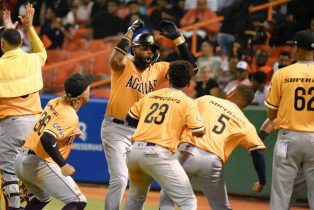 Aguilas derrotan a los Toros; lluvias suspenden dos partidos