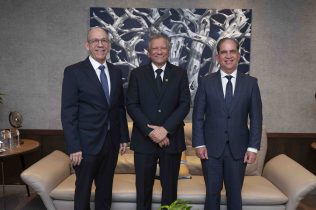 Leonardo Aguilera habla de economía con presidente del Banco Santa Cruz