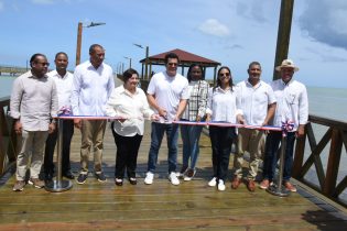 Gobierno entrega reconstruido el muelle turístico de Miches