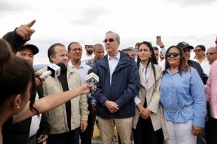 Presidente Abinader observa los niveles de 4 presas dominicanas