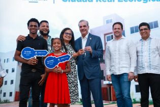 Presidente Abinader entrega 488 apartamentos en SDE