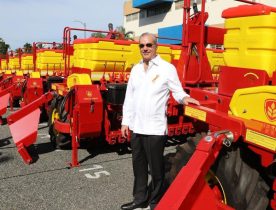 Abinader entrega maquinarias reducirían mano obra extranjera