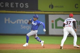 Aguilas siguen firmes en primer lugar; Licey y Toros triunfan