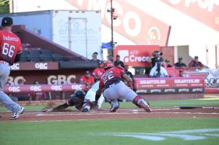 Gigantes y Leones dividen honores en SFM; Aguilas ganan