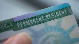 EEUU revisará las residencias permanentes a todos migrantes